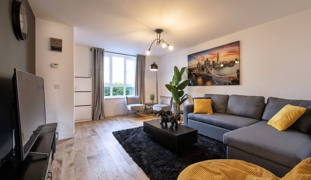 MODERN 4-BED EDINBURGH HOUSE WITH PRIVATE PARKING