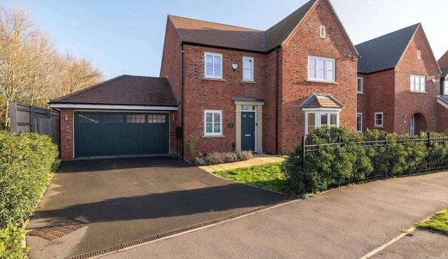 Modern 4-Bed Family Home with 5 Beds & Parking