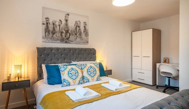 Modern 4 Bed House-Free Parking