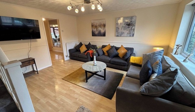 Modern 4-Bed Home | Long Stay | Parking and Wi-Fi