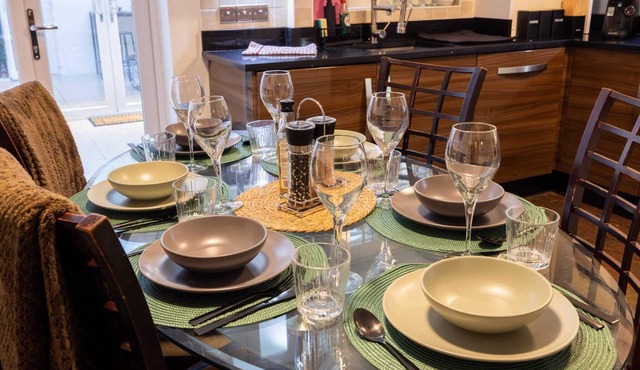 Modern 4-bed home near Excel-Canary Wharf-02-London city airport-Free parking