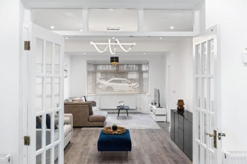 Modern 4-Bed Home Perfect for Groups in London