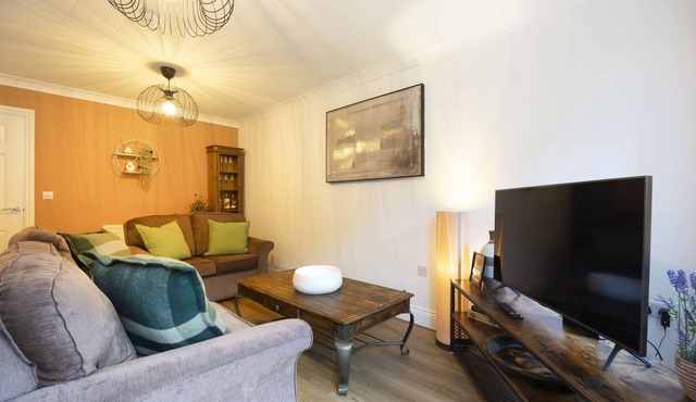 Modern 4 Bed Home With Parking Close To Town