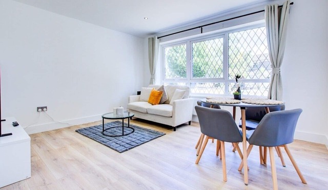 Modern 4 Bed Home with Driveway