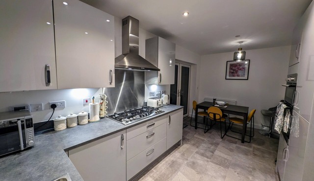 Modern 4 bed house in Newport, home away from home