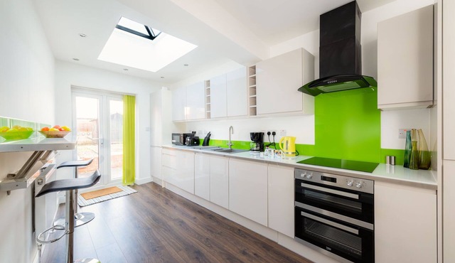 Modern 4 Bed House-Perfect Getaway for Stonehenge!