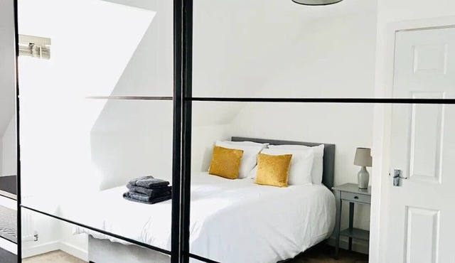 Modern 4-bed house with picturesque lakeside view