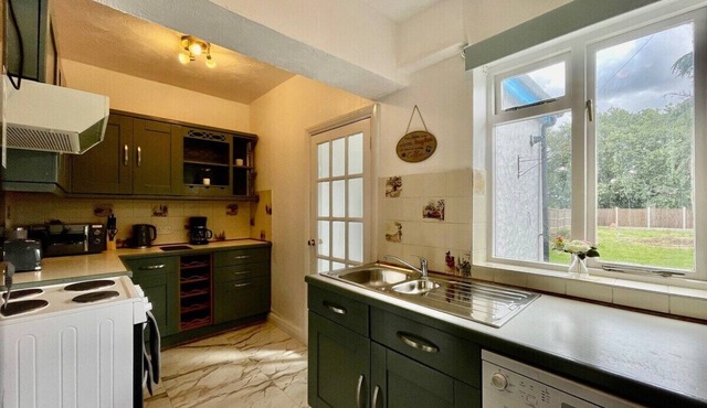 Modern 4 Bed Romford Home (Free Parking)