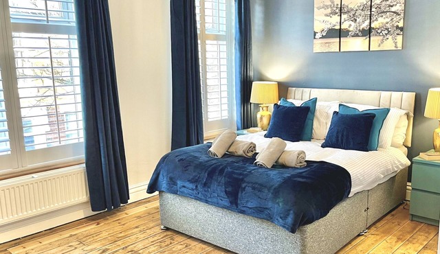 Modern 4-bed stay-away-home sleeps 8 in Preston