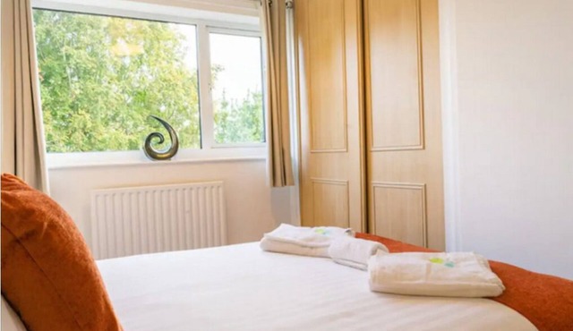 Modern 4 Bed Townhouse Quiet Greenfield Located On Edge Of City Centre FREE WIFI