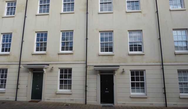 Modern 4 bed Townhouse in Mountwise with study