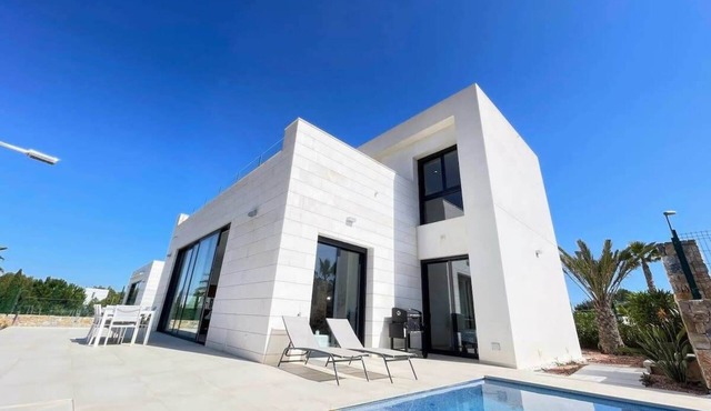 Modern 4 Bed Villa with Pool LC4