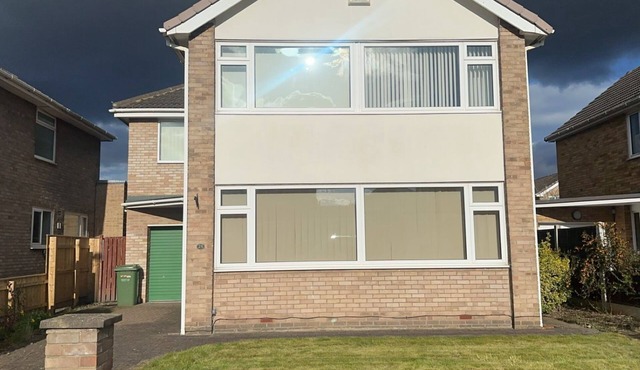 Modern 4 bedroom detached house with private parking families, contractors