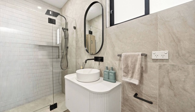 Modern 4 bedrom home, Walk to shops & Station in Canley Heights