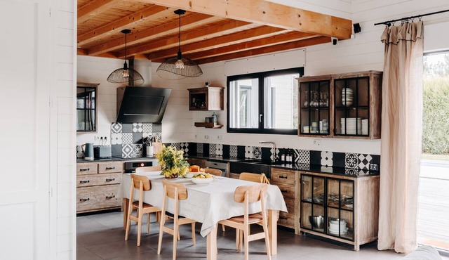 Modern 4 bedroom 4 bathroom villa with pool and air conditioning