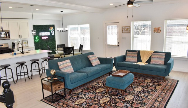 Modern 4-bedroom 2.5 Bath Home Minutes from Downtown Houston, Wifi, 2Car Garage