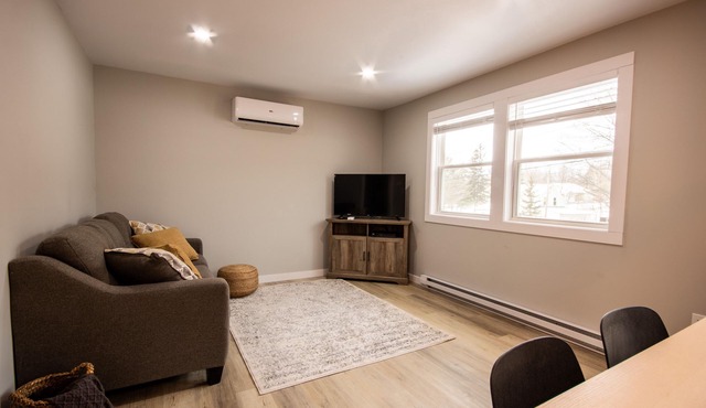 Modern 4 bedroom, 2 living room overlooking creek