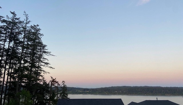 Modern, 4 bedroom/3.5 bathroom, spacious, kid-friendly, water views