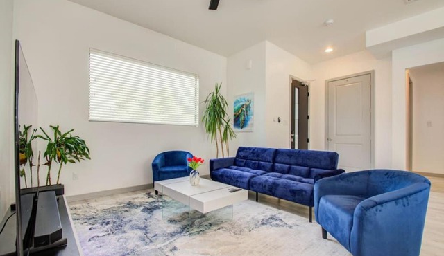Modern 4 Bedroom 4 Full Bathroom Near Downtown