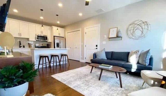 Modern 4 Bedroom Apt Next to Park&Pool | Lakeview