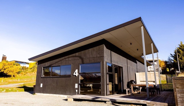 Modern 4 Bedroom Bach Close to the Township of Tekapo