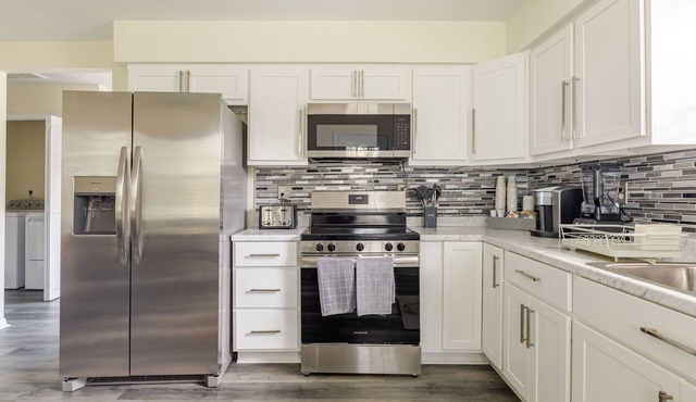 Modern 4-Bedroom Duplex Near Duke – Private Entry & Parking for 12 guests