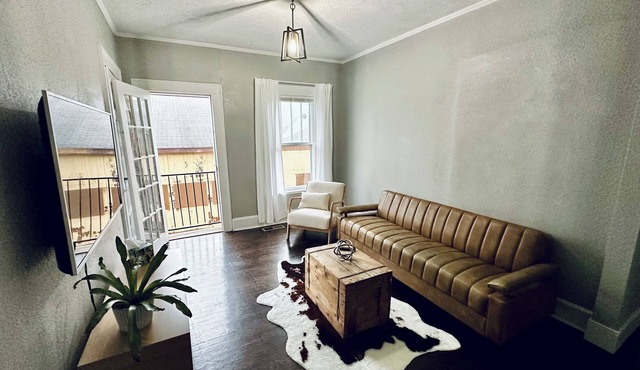 Modern 4-bedroom Duplex Apartment in Downtown Elkins beside Big Timber Brewing