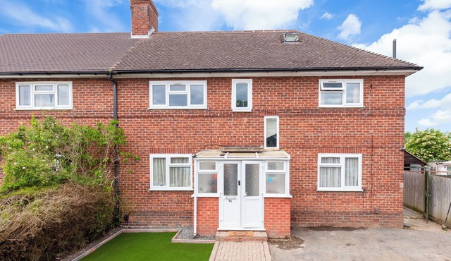 Modern 4 bedroom family home with driveway parking