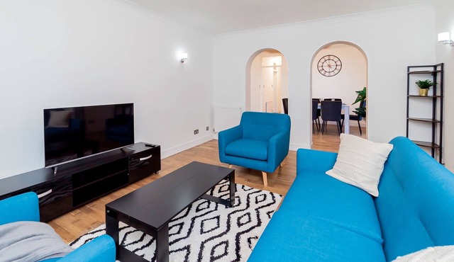 Modern 4 Bedroom House w Parking in Milton Keynes