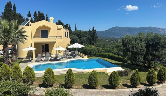 Modern 4 Bedroom Villa walking distance to GOUVIA