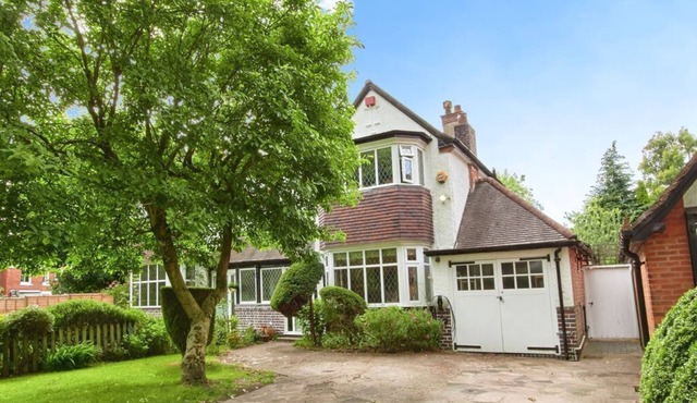 Modern 4-Bedroom House with Garden & Parking in Moseley