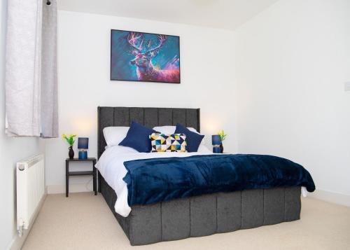 Modern 4-Bedroom Home with High-Speed Wi-Fi and Private Parking, Sleeps 8