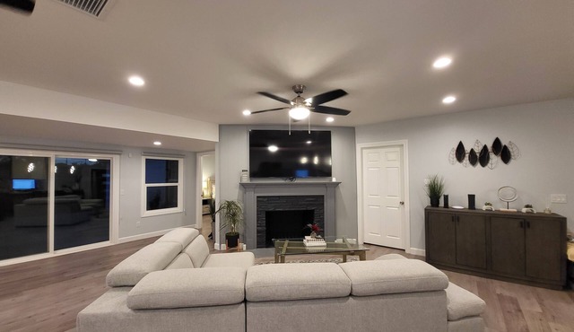 Modern 4 Bedroom Home - 15 mins from Disneyland
