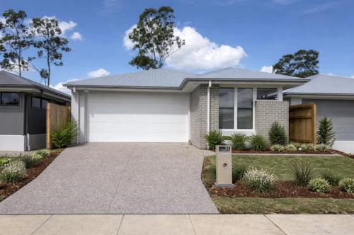 Modern 4-Bedroom Home in Pallara - Free Parking Close to Brisbane