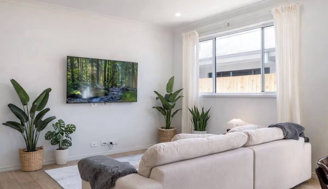 Modern 4-Bedroom Home in Pallara | Free Parking | Close to Brisbane