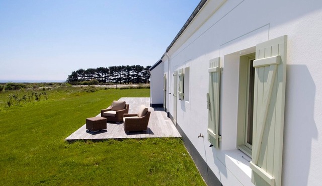 Modern 4-bedroom home, sea view, garden, 8 ppl