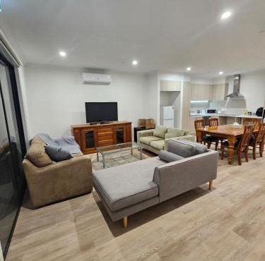 Modern 4-Bedroom Home in Tarneit