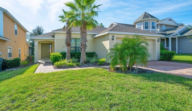 Modern 4 Bedroom Home - Private Pool!