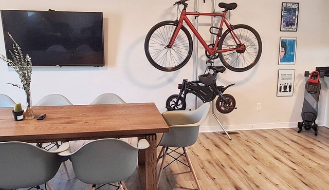 Modern 4 Bedroom Home, 6 mins away from Downtown