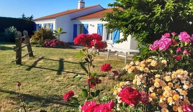 Modern 4-Bedroom Home with Garden, Terrace & WiFi in Bouin