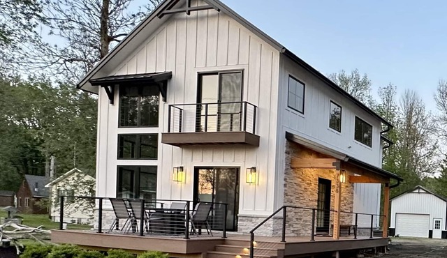 Modern 4 Bedroom House, 2.5 Bath with Private Sandy Beach on Lake Ontario