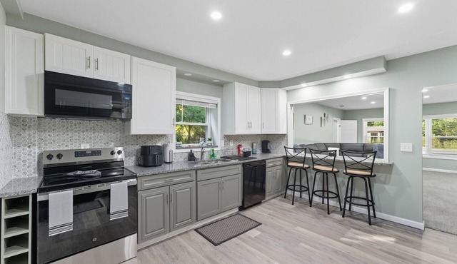 Modern 4-bedroom house on PYM Lake with hot tub