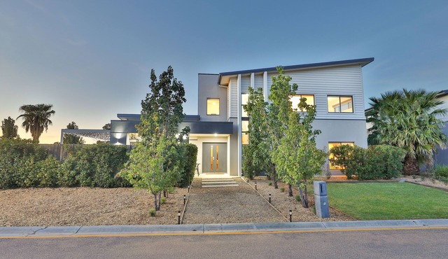 Modern 4 bedroom house with marina mooring, 2km from CBD