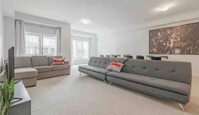 Modern 4 bedroom house in Waterdown