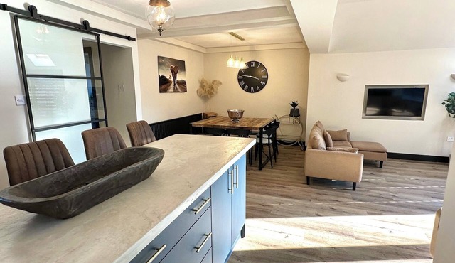 Modern 4-bedroom house - Fast WIFI, NEC, HS2, B'ham Airport, Park Access