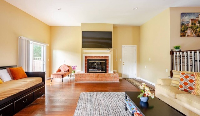 Modern 4-bedroom house, TV in bedroom,big fence yard, Pet stay free,Lighted yard