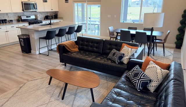 Modern 4-bedroom house in Quiet Brighton, Near Major Highways & DIA