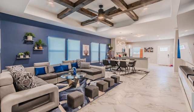 Modern 4 Bedroom Near Downtown, Zoo, Uptown & More, with Hot Tub & Games