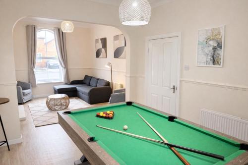 Modern 4 bedroom property 8 beds wifi smart tv games room pool table
