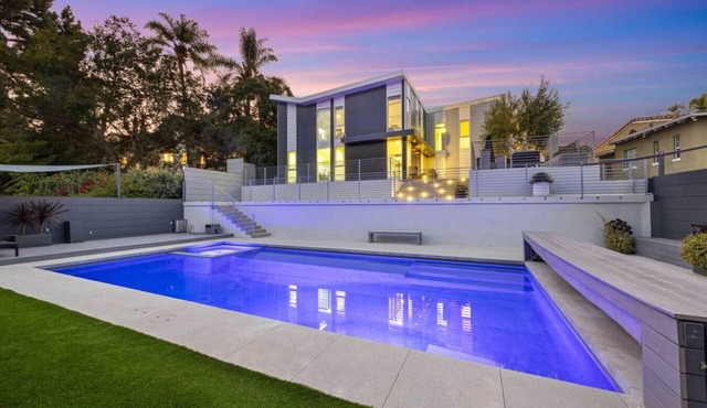 Modern 4-bedroom retreat w/pool and endless views